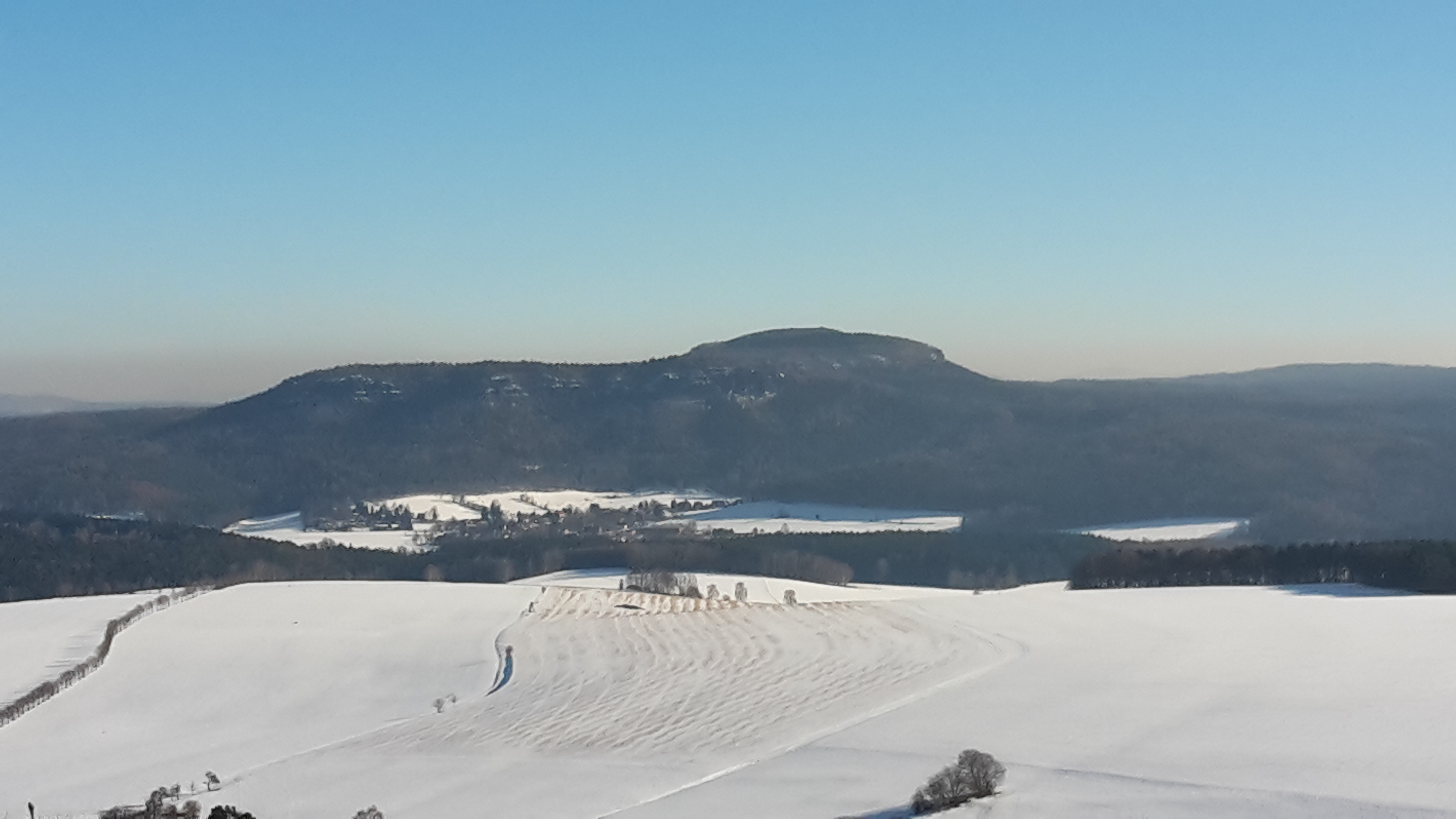 Winterlandschaft mit den Zschirnsteinen