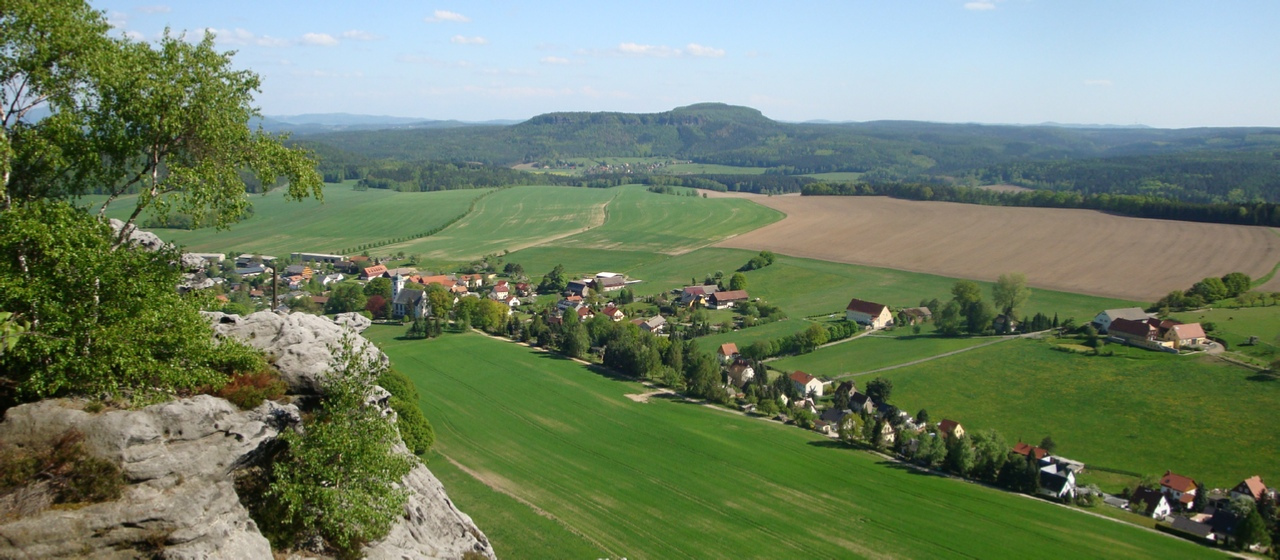Blick vom Papststein zu den Zschirnsteinen