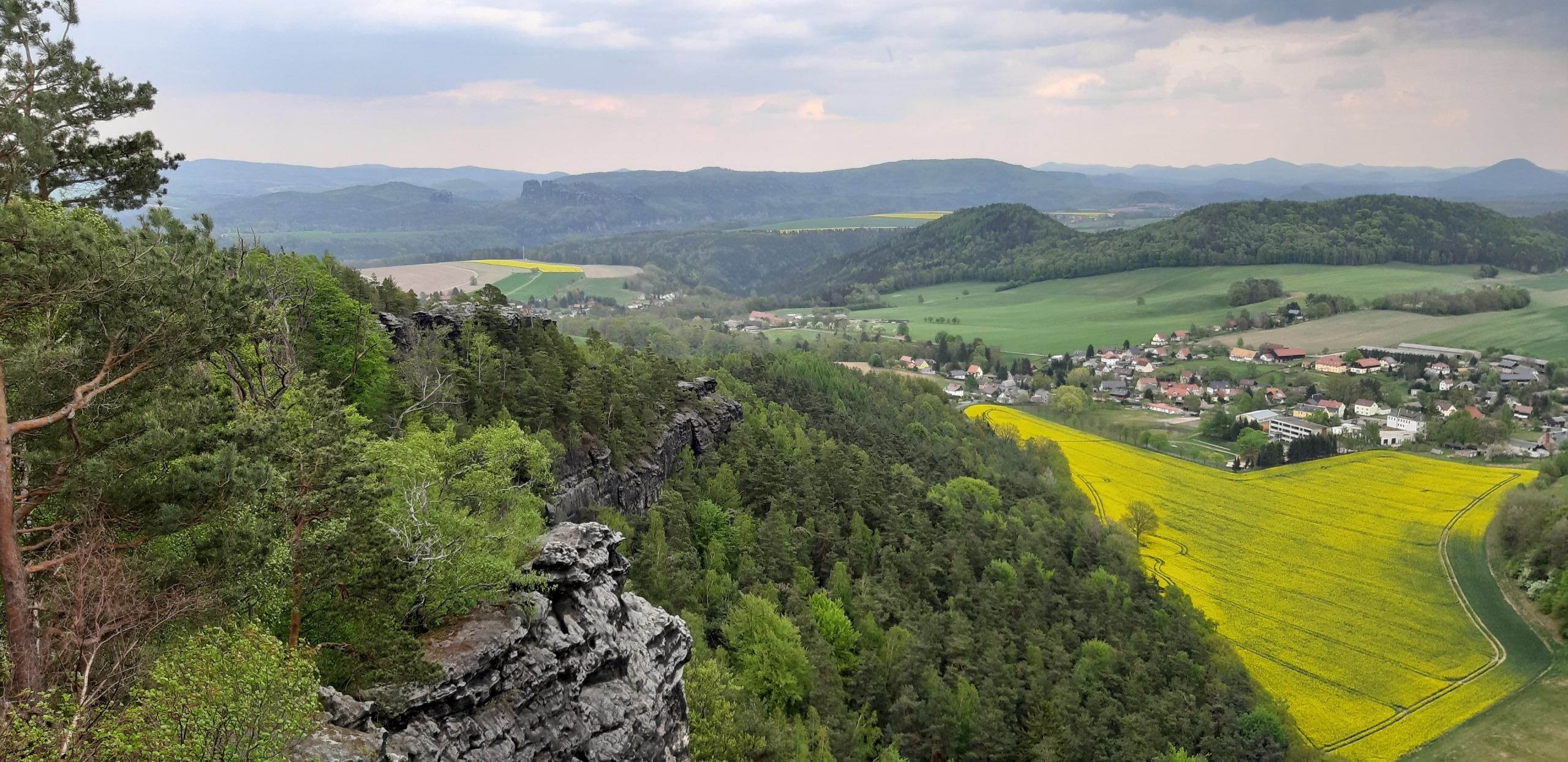 Blick auf Papstdorf - Hintergrund Schrammsteine